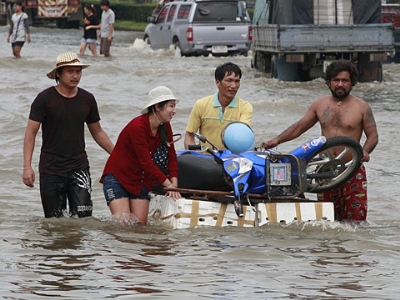 Người dân Bangkok chuyển đồ đạc tránh lụt. 
